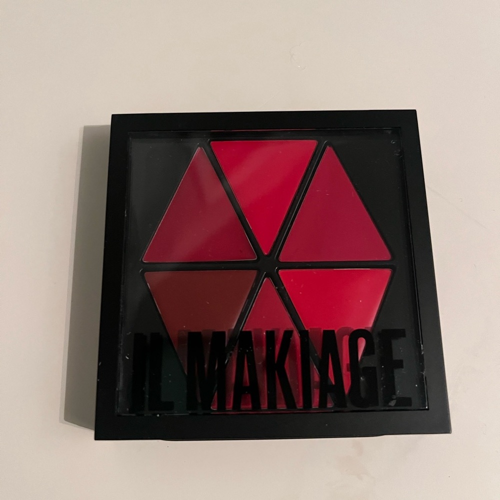 IL MAKIAGE Blush Palette with Red and Pink Shades
